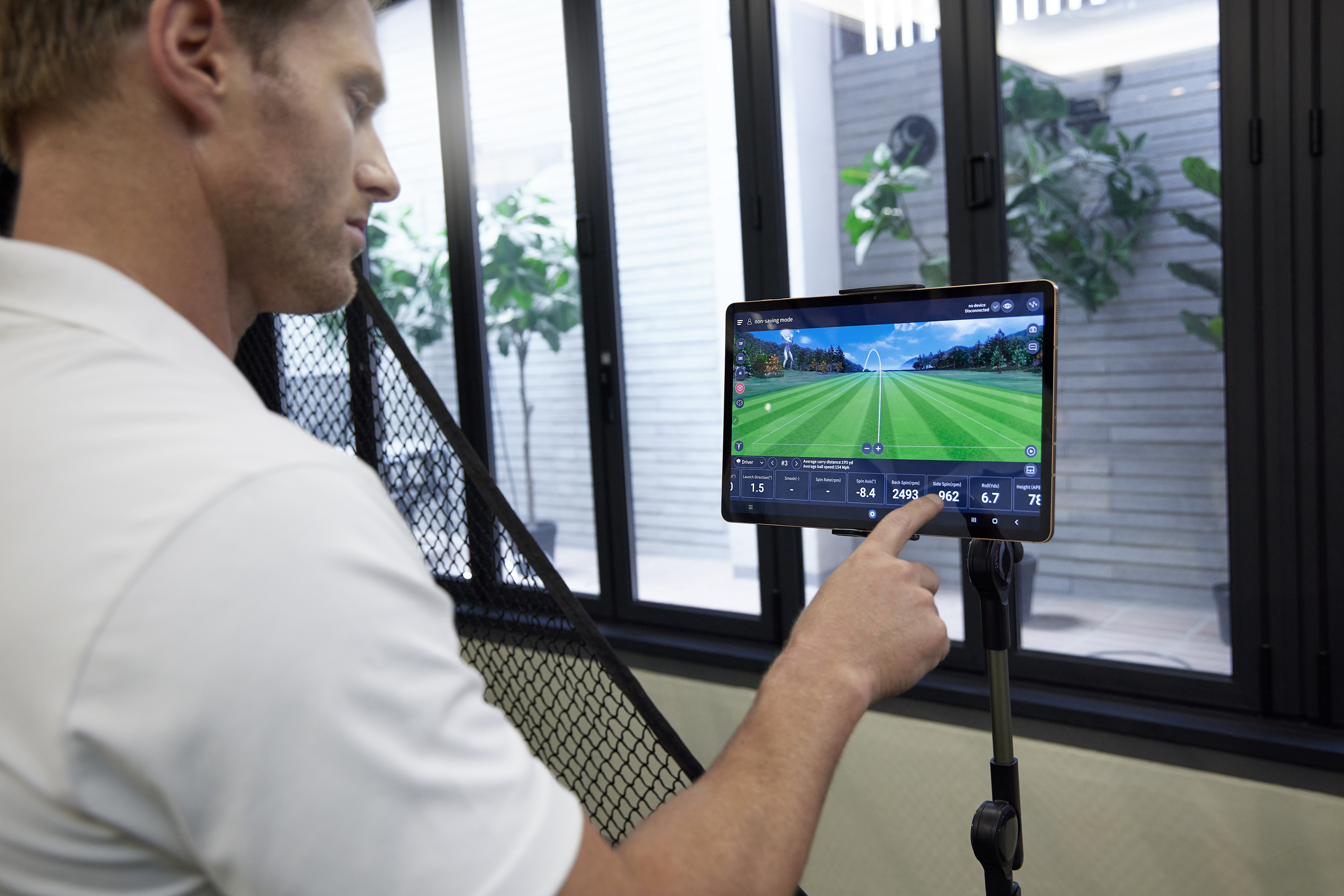 Golfzon Wave indoor uses by using the mobile device